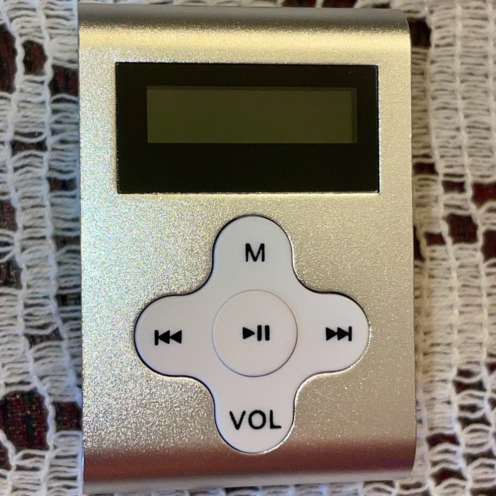 Eclipse Fit clip-on MP3 4 GB player small and rechargeable New 1.25 x 1.75 inch
